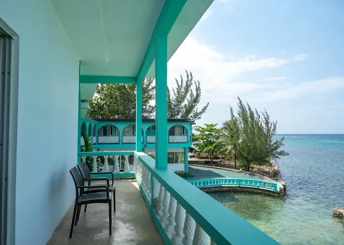 Ocean Front Triple At Sahara Guest house Montego Bay