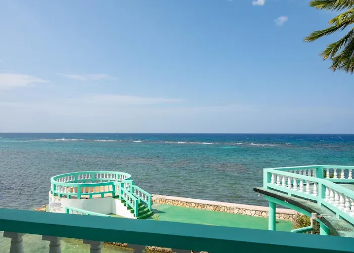 Ocean Front Triple At Sahara Guest house Montego Bay